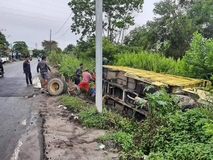 Truk kayu log Terguling