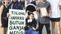 Andien bersama Santi, ibu yang bawa poster ‘tolong anakku butuh ganja medis