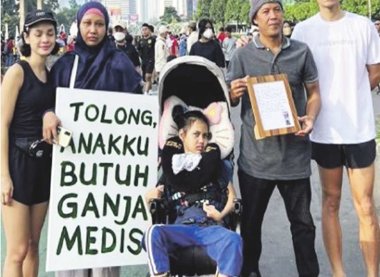Andien bersama Santi, ibu yang bawa poster ‘tolong anakku butuh ganja medis