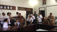 BERSITEGANG: Situasi di ruang press con Setda Kotim yang sempat memanas antara perwakilan dari pejabat Pemkab Kotim dan eks tekon, Senin (11/7).