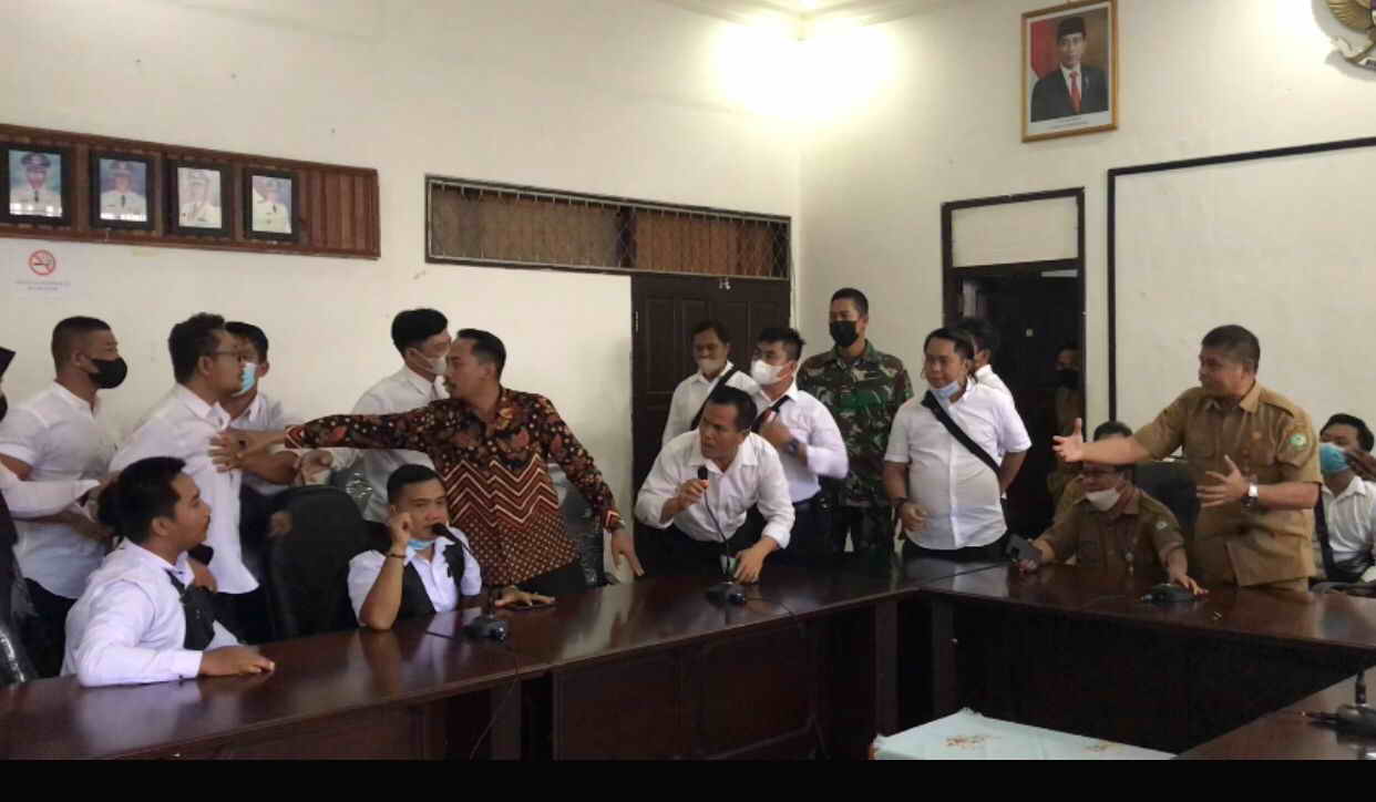 BERSITEGANG: Situasi di ruang press con Setda Kotim yang sempat memanas antara perwakilan dari pejabat Pemkab Kotim dan eks tekon, Senin (11/7).