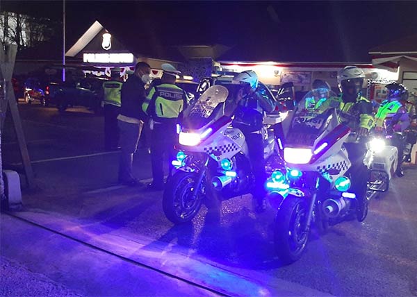 Petugas Kepolisian melakukan patroli malam