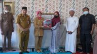 Penyerahan bantuan kepada pengurus panti dari Pemerintah Provinsi Kalteng