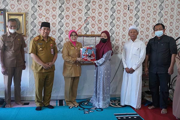 Penyerahan bantuan kepada pengurus panti dari Pemerintah Provinsi Kalteng