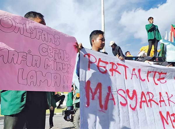 AKSI DAMAI: Puluhan mahasiswa dari Gerakan Mahasiswa Rakyat (Gesmara) Kalteng menggelar aksi unjuk rasa di Kantor DPRD Kalteng, Senin (4/6). (DODI/RADAR SAMPIT)