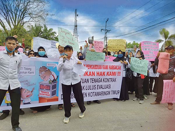 SAMPAIKAN TUNTUTAN: Ratusan tenaga kontrak yang tidak lulus seleksi saat melakukan aksi di depan Kantor DPRD Kalteng menyampaikan sejumlah tunturan pada Pemkab Kotim, Senin (5/7). (HENY/RADAR SAMPIT)