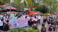 eks tenaga kontrak kabupaten kotawaringin timur ketika menggelar aksi damai di depan kantor bupati kotim