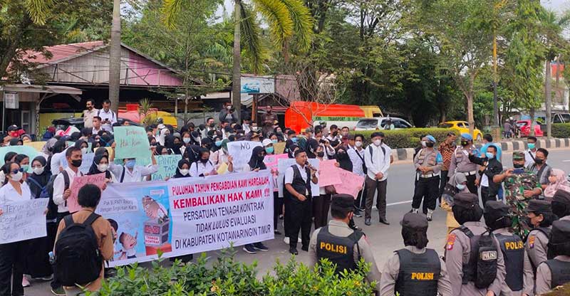 eks tenaga kontrak kabupaten kotawaringin timur ketika menggelar aksi damai di depan kantor bupati kotim