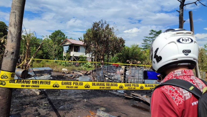 Sebuah rumah yang terbakar diduga lantaran kelalaian pemiliknya