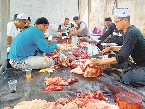 Jajaran pegawai RSUD dr Murjani Sampit dan jemaah Masjid Assyifa saat memotong dan mengemas daging sapi kurban yang baru saja disembelih
