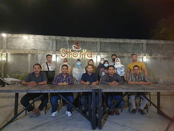 Eks tenaga kontrak didampingi kuasa hukumnya menggelar jumpa pers di Storia Café