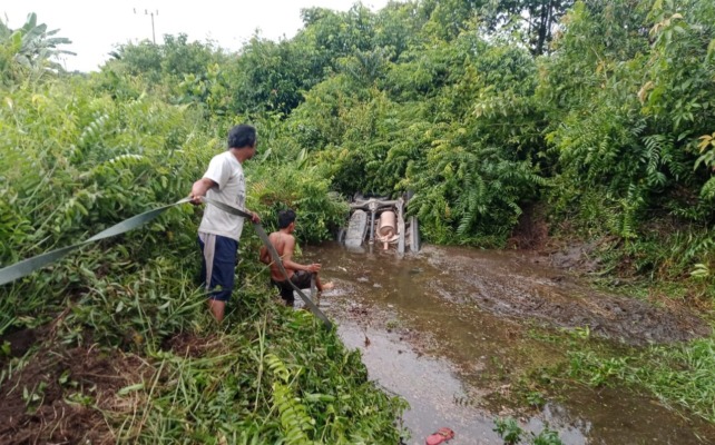 Proses evakuasi mobil yang ditumpangi H Masrawan dan keluarga