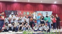 JUARA UMUM: Ketua KONI Kotim Ahyar Umar foto bersama dengan kontingen asal Palangka Raya yang berhasil meraih juara umum dalam Kejurprov Catur se-Kalteng, Minggu (3/7). (HENY/RADAR SAMPIT)