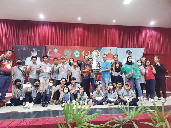 JUARA UMUM: Ketua KONI Kotim Ahyar Umar foto bersama dengan kontingen asal Palangka Raya yang berhasil meraih juara umum dalam Kejurprov Catur se-Kalteng, Minggu (3/7). (HENY/RADAR SAMPIT)