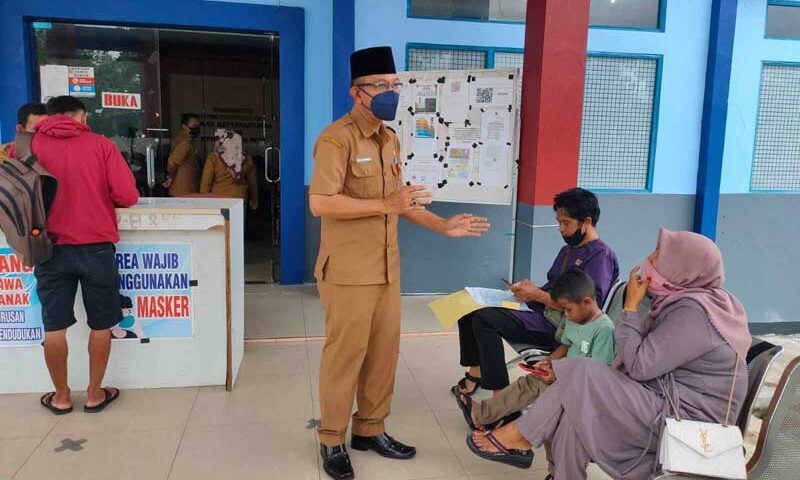 Suasana pelayanan adminduk di gedung bagian depan Kantor Disdukcapil Kotim