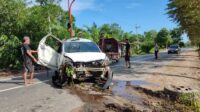 Mobil yang mengalami kecelakaan lalu lintas rusak bagian depan. Dalam musibah ini, pengemudi meninggal dunia, sementara dua penumang selamat tapi mengalami luka-luka. IST/RADAR PALANGKA