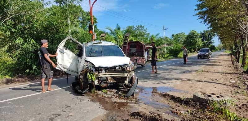 Mobil yang mengalami kecelakaan lalu lintas rusak bagian depan. Dalam musibah ini, pengemudi meninggal dunia, sementara dua penumang selamat tapi mengalami luka-luka. IST/RADAR PALANGKA