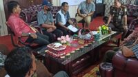 Efendi Buhing bersama warga Desa Kinipan dan Ketua TBBR Kabupaten Lamandau saat menemui Kajari Lamandau