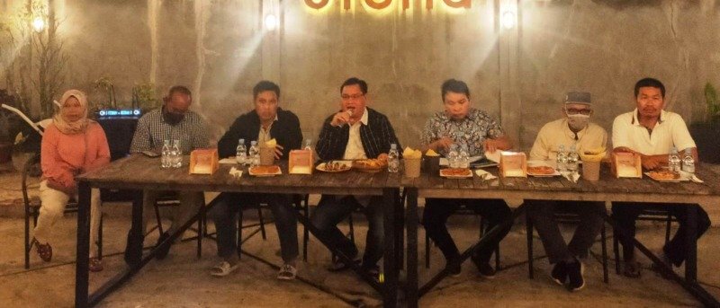 Bupati Kotim Halikinnor bersama jajaran SOPD, ketika menggelar jumpa pers menjelaskan hasil seleksi tekon di lingkup Pemkab Kotim, Minggu (3/7) malam kemarin.(yuni/radarsampit)