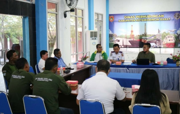PERTEMUAN: Dishub Kobar memfasilitasi pertemuan antara Organda dan Pertamina terkait penyaluran BBM bersubsidi di aula Dishub Kobar, Senin (11 /7).
