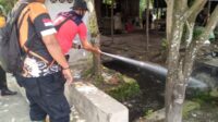 TRC BPBD Kota Palangka Raya saat melakukan penyemprotan di saluran drainase yang tersumbat akibat sampah dan lumpur.(istimewa