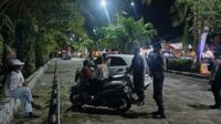 Petugas Sat Samapta Polres Kotim mendatangi masyarakat yang nongkrong hingga larut malam