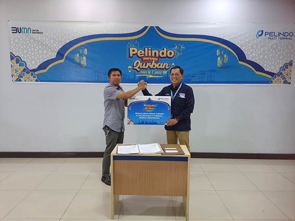 pelindo berbagi kurban,Pelindo Bagendang Salurkan Lima Hewan Kurban,pelindo,radar sampit,idul adha