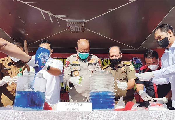 PEMUSNAHAN-SABU-POLDA-KALTENG Kapolda Kalteng Irjen Pol Nanang Avianto melakukan pemusnahan dan barang bukti narkoba