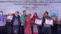 Wabup Kotim Irawati menerima penghargaan peringat pertama penanganan stunting di Provinsi Kalteng