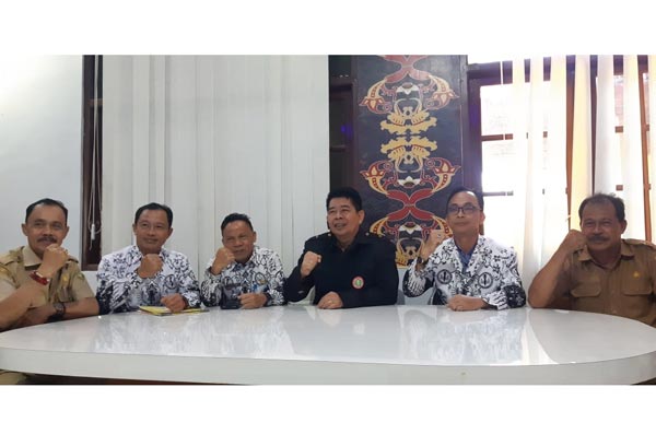 PGRI Kotim saat melaksanakan jumpa pers dengan wartawan.