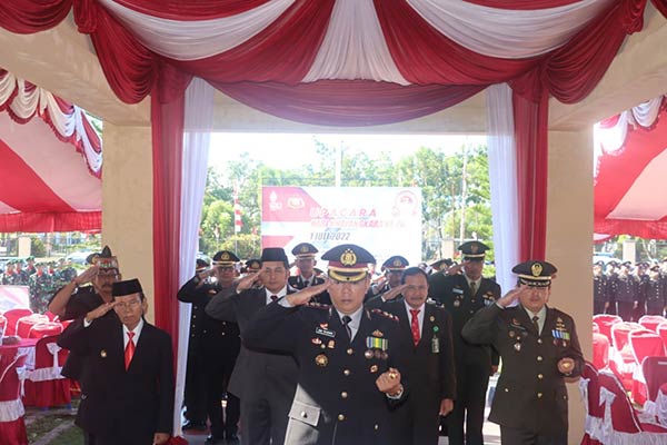 Kapolres Kapuas bersama wakapolres dan tamu undangan saat mengikuti upacara HUT Bhayangkara