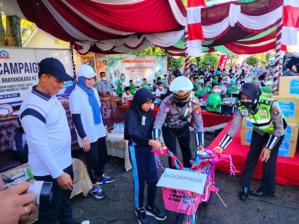 Kapolres Kotim AKBP Sarpani dan Ketua Bhayangkari Cabang Kotim Ririn Sarpani