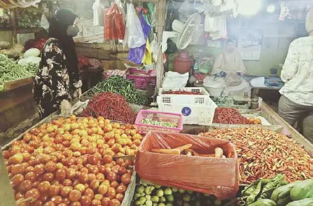 pedagang di pasar subuh sampit sedang melayani pembeli