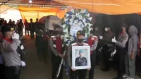 petugas kepolisian mengangkat peti jenazah brigadir nofriansyah yosua hutabarat