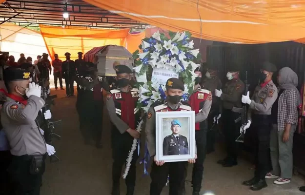 petugas kepolisian mengangkat peti jenazah brigadir nofriansyah yosua hutabarat