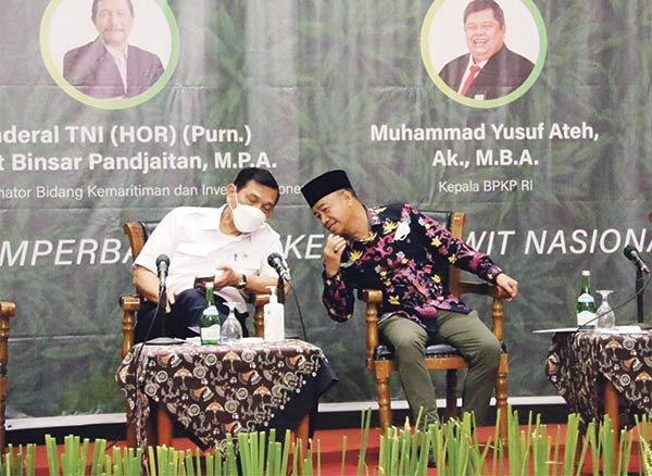 RAKOR-TATA-KELOLA-SAWIT Ketua AKPSI Yulhaidir berbincang dengan Menteri Koordinator Bidang Kemaritiman dan Investasi Luhut Binsar Pandjaitan