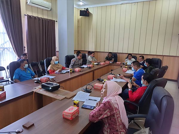Pemkab Kotim melaksanakan rapat bersama SOPD dan pihak terkait membahas penanganan wabah PMK