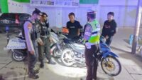 Petugas kepolisian menjaring kendaraan berknalpot brong
