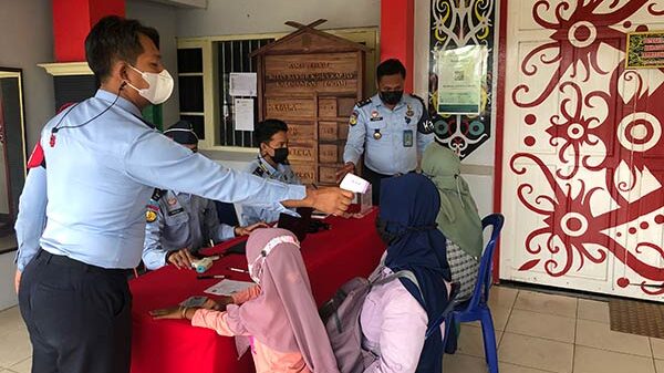 Kepala Rutan Kapuas memimpin pemeriksaan barang-barang yang dibawa keluarga napi