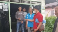 rapi ansyah (40), saat ditangkap petugas usai buang paketan sabu