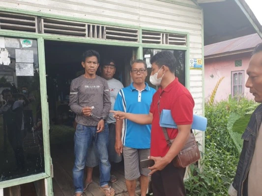 rapi ansyah (40), saat ditangkap petugas usai buang paketan sabu