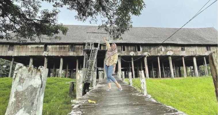 rumah betang tumbang gagu dari kabupaten kotawaringin timur (kotim)