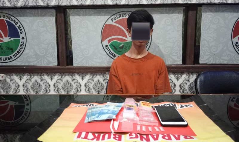 NARKOBA : Pelaku KM bersama barang bukti sabu ketika diamankan di Kantor Satres Narkoba Polres Gumas, Sabtu (2/7). SATRES NARKOBA POLRES GUNUNG MAS FOR RADAR SAMPIT