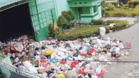 tenaga kontrak pengangkut sampah,sampah meluber jalan pelita sampit,Tegaskan Sampah Meluber Bukan karena Tenaga Kontrak Pengangkut Sampah Diberhentikan,depo sampah,sampah sampit,pemkab kotim,radar sampit,tps,sampah,tempat pembuangan sampah,tempat sampah