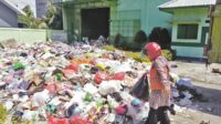 Sampah yang meluber dan terus menumpuk di salah satu depom