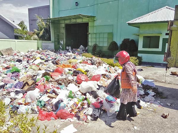 Sampah yang meluber dan terus menumpuk di salah satu depom