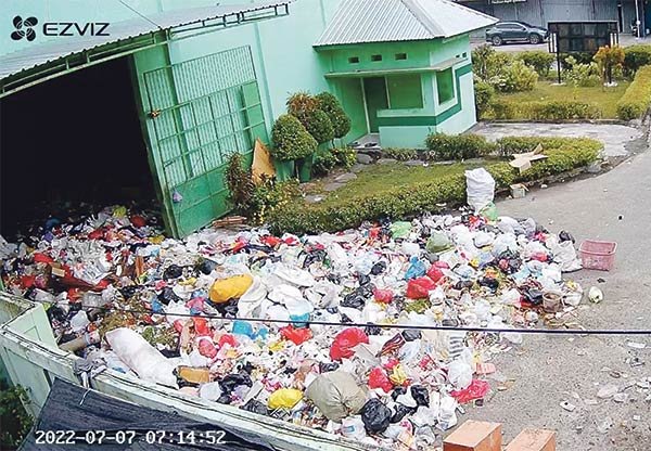 tenaga kontrak pengangkut sampah,sampah meluber jalan pelita sampit,Tegaskan Sampah Meluber Bukan karena Tenaga Kontrak Pengangkut Sampah Diberhentikan,depo sampah,sampah sampit,pemkab kotim,radar sampit,tps,sampah,tempat pembuangan sampah,tempat sampah