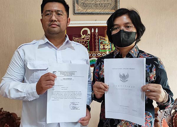 BUKTI KEPEMILIKAN: Kuasa hukum LPP RRI Palangka Raya Esa Mahardika menunjukkan bukti kepemilikan lahan yang dipersoalkan. (DODI/RADAR SAMPIT)