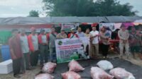 Panitia pembagian daging kurban foto bersama usai melaksanakan penyembelihan 35 ekor sapi, di Lapangan Kerta Pati Sembuluh, Kabupaten Seruyan, Selasa (12/7).(istimewa)