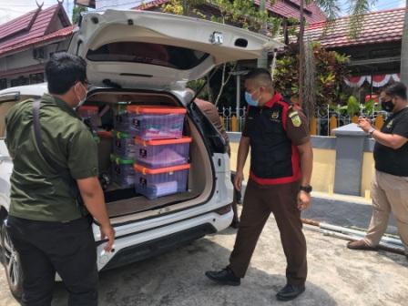 Pegawai Kejaksaan Negeri Kapuas saat mengamankan dokumen barang bukti